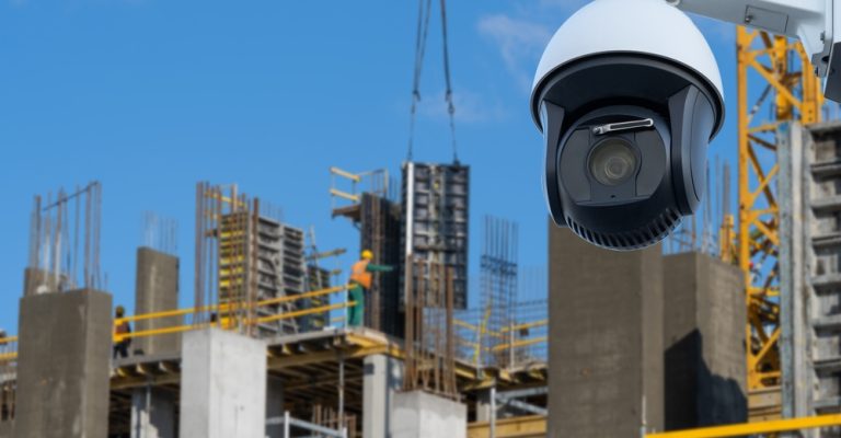 Dome,Type,Outdoor,Cctv,Camera,,Secure,Construction,Site. A implementação de sistemas de alarmes em obras em Campinas é essencial para proteger o patrimônio e garantir que o cronograma da construção.