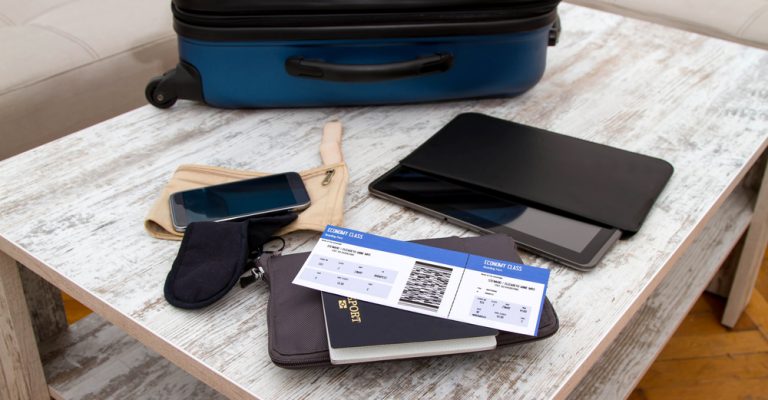 Neste artigo, vamos compartilhar algumas dicas de segurança para manter sua residência segura durante suas aventuras pelo mundo. Quando estamos prestes a embarcar em uma viagem, a ansiedade e a excitação de explorar novos lugares podem tomar conta, mas não podemos nos esquecer de algo crucial: a segurança de nossa casa enquanto estamos ausentes. Felizmente, hoje em dia, existem diversas tecnologias e medidas preventivas que podemos adotar para garantir a proteção do nosso lar, mesmo estando longe. 