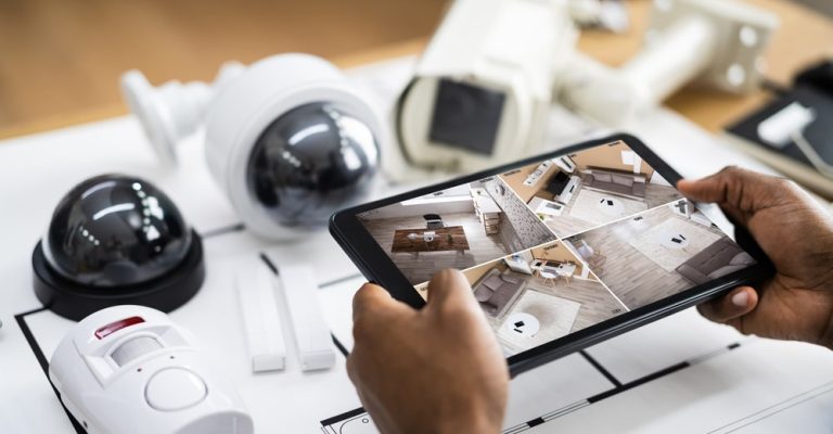 shutterstock_1901023315-min Manter a segurança de uma loja é um desafio para proprietários, o alarme monitorado surge como a melhor defesa para lojas de todos os portes.