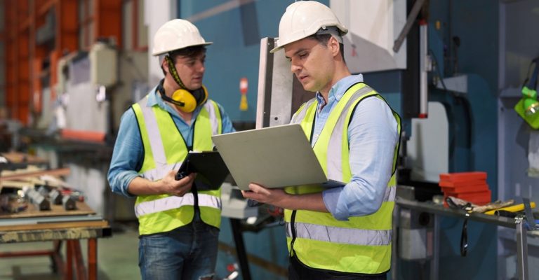 A segurança no ambiente industrial é crucial para proteger não apenas os ativos físicos, mas também os colaboradores e visitantes.